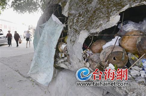 胡里山炮臺(tái)一處假山損壞嚴(yán)重 破洞成為垃圾池