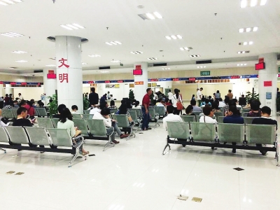 受樓市新政影響 福州市房地產(chǎn)交易中心現(xiàn)排隊(duì)潮