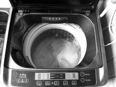 福州城區(qū)大面積停水來襲 居民用洗衣機、魚缸蓄水