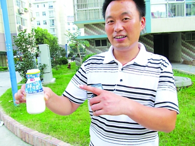 光明鮮奶瓶中發(fā)現(xiàn)活蛆 廠家稱愿補(bǔ)償1000元
