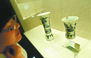 首博展出鑒寶節(jié)目曝光贗品 觀眾近距離辨真?zhèn)?/></p>

<p><span>這是贗品瓷器“崇禎青花筆筒”（右）和館藏真品“康熙青花花鳥觚”（左）同臺展出。記者 方非攝</span></p>

<p><span>記者 韓亞棟</span></p>

<p><span>北京電視臺的《天下收藏》節(jié)目，向來以主打“去偽存真”理念而著稱；不過今天，一批在這檔電視鑒寶節(jié)目中被專家慧眼識出的贗品文物，卻被“請”進了首都博物館，并且和真正的文物藏品來了一次針鋒相對的“較量”。從今天起至10月14日，《“假”如這樣—真“假”藏品對比展》在首博圓廳二層展廳舉行。該展覽由市文物局和市廣電局主辦、首都博物館和北京電視臺承辦，共有40余件真品與30余件贗品一同進行展出。</span></p>

<p><span style=