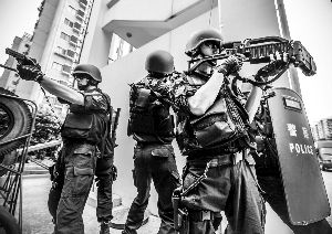 北上廣等地特警配“拐彎槍”多國警方希望購買(圖)
