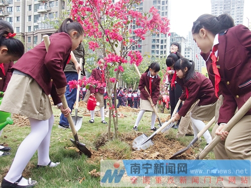 南寧市開展“花樣南寧”建設(shè)義務(wù)植樹活動