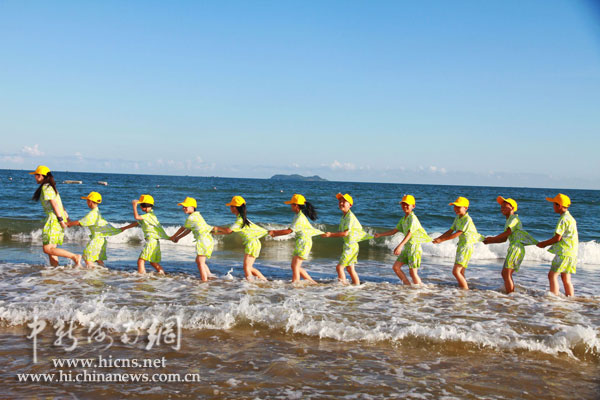 貴州大山里的孩子享受陽光之旅 游三亞、保亭