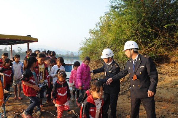 八所海事局護(hù)航“水上校車”