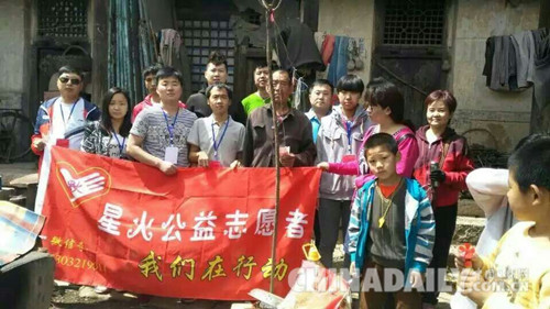 石家莊星火愛心團隊走進靈壽 為孤寡老人送去善款