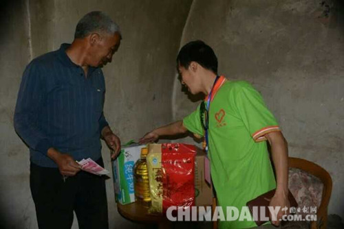 石家莊星火愛心團隊走進靈壽 為孤寡老人送去善款