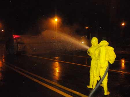 硝酸儲罐脫落發(fā)生泄露 新鄉(xiāng)消防官兵緊急排險