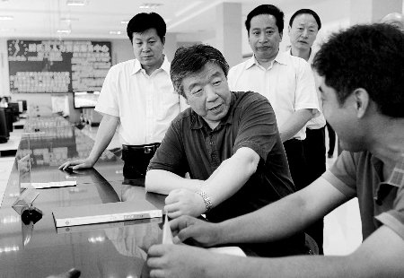 盧展工書記寄語開封：“精誠所至，金石開封”