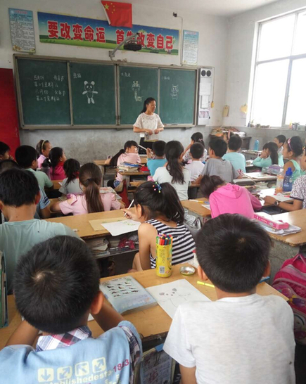 大學(xué)生志愿者愛心支教:讓留守兒童都如花般綻放