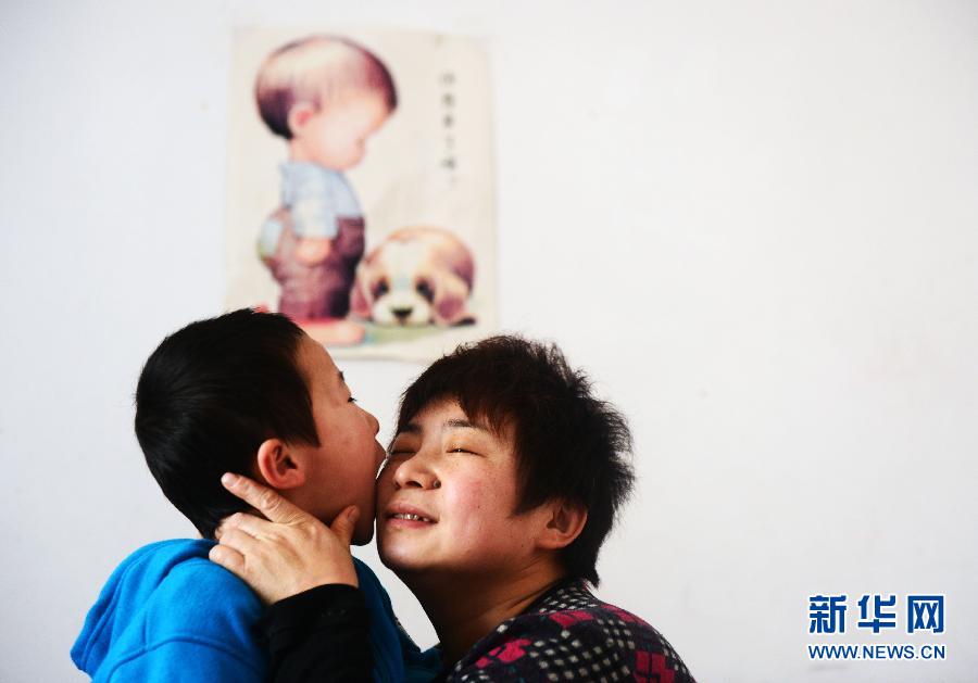 殘疾母親托起自閉癥兒子成長(zhǎng)的希望