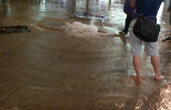 武漢遭暴雨襲擊 “海景”隨處可見市民再“看海”