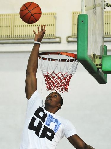 籃球——NBA球員霍華德登陸長春與球迷互動