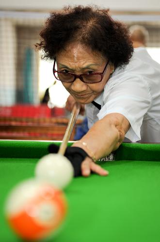 年過七旬“臺球奶奶”和她的臺球培訓(xùn)班