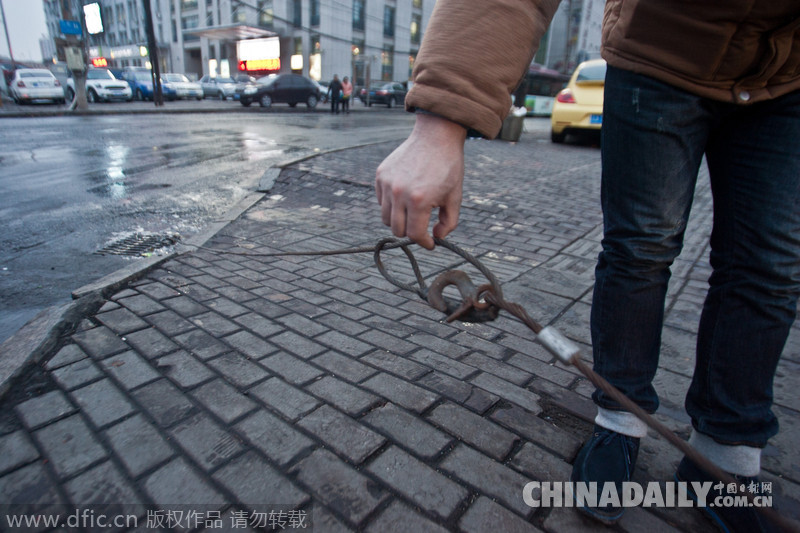 長(zhǎng)春街頭井蓋鎖在路燈桿上 市民稱為防盜太拼了