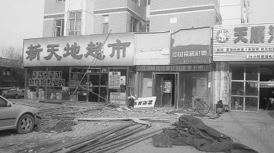 大風(fēng)刮掉維多利亞小區(qū)墻皮 兩名年輕工人被砸傷