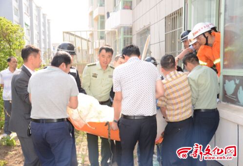 體重400多斤要上醫(yī)院出不了門(mén)走窗戶