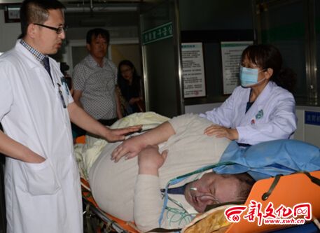 體重400多斤要上醫(yī)院出不了門(mén)走窗戶