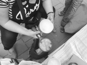 南湖公園有人擺攤稱能用中藥將腦內(nèi)的蟲子熏出