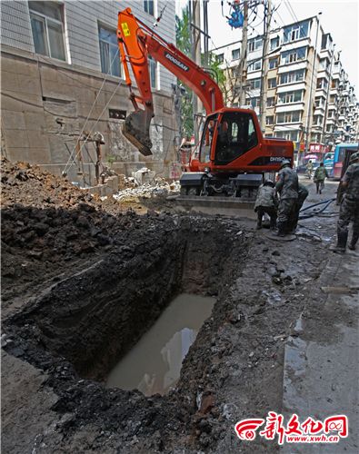 長(zhǎng)春北安路一處自來(lái)水主杠爆裂 找漏點(diǎn)遇難度