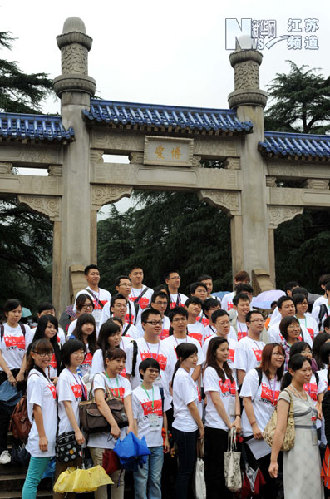 兩岸四地大學(xué)生共訪中山陵紀(jì)念辛亥百年