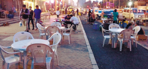 沈陽(yáng):路邊燒烤又添堵(圖)