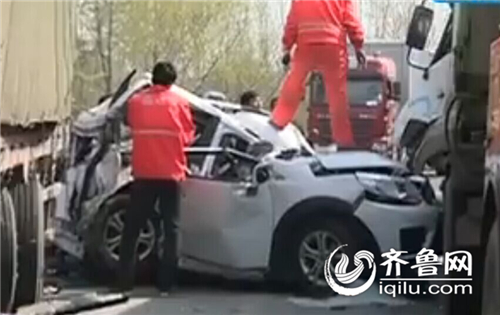 濟(jì)南兩輛大車擠扁小越野 車輛報(bào)廢兩人受傷