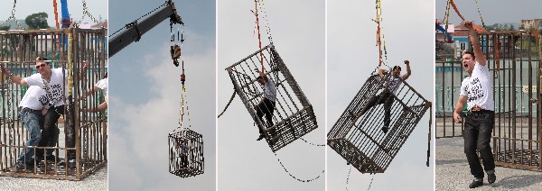 上海:歡樂谷內(nèi)上演驚險(xiǎn)逃脫魔術(shù)