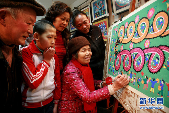 金山農(nóng)民畫家繪新作迎龍年