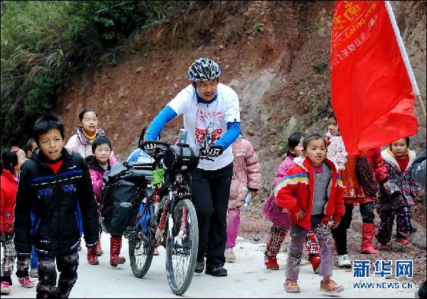 上海一志愿者單騎環(huán)中國邊境線騎行愛心募款助學