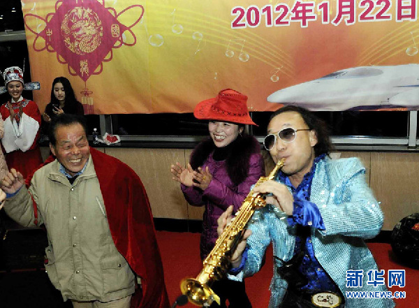 候車(chē)室里的“春晚”