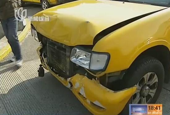 大霧致長(zhǎng)江大橋15車(chē)追尾 幸無(wú)重大人員傷亡