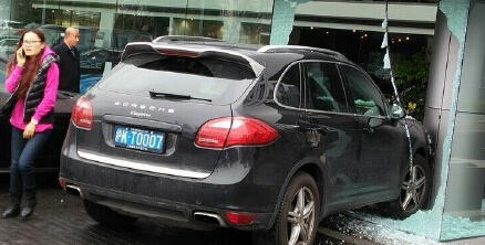 女司機駕保時捷卡宴 不知何故直沖4S店撞立柱