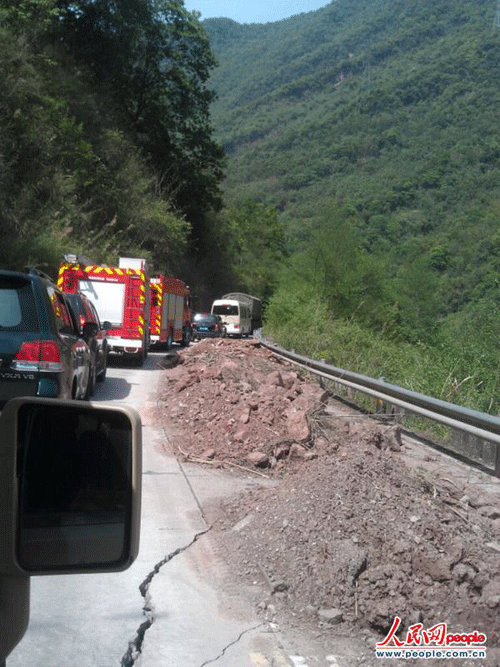 組圖：成都軍區(qū)“鐵拳師”開赴災區(qū)