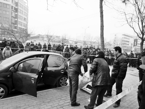 小轎車(chē)路邊違停多日 交警貼罰單發(fā)現(xiàn)車(chē)主身亡