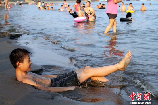 南方各地酷暑難熬 “熱哭非洲人”成網(wǎng)友調(diào)侃語(yǔ)