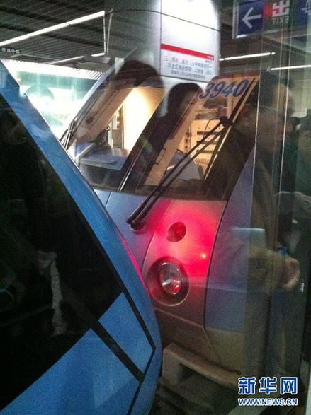 南京地鐵一號(hào)線發(fā)生故障 后車“推”走故障車