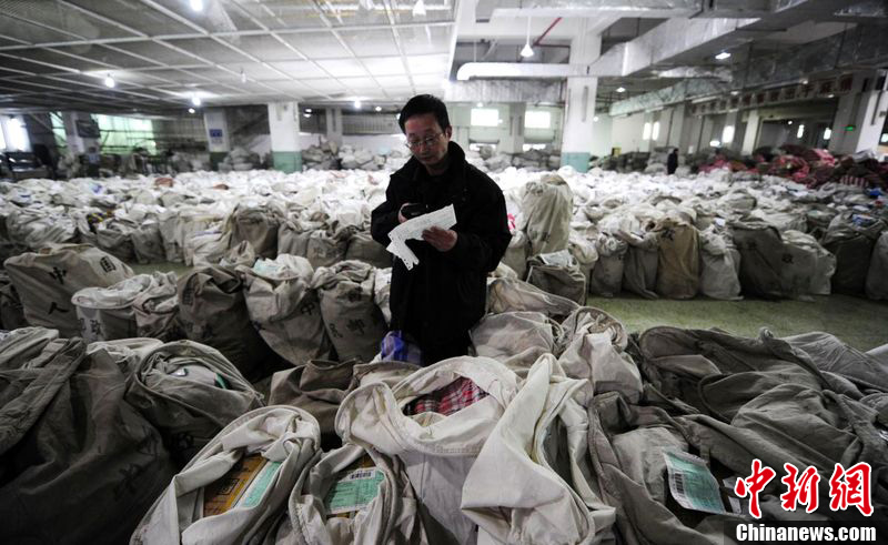 臨近春節(jié)快遞爆倉 中小型公司派送費(fèi)上漲（圖）