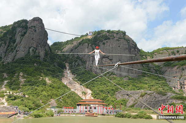 達瓦孜傳人挑戰(zhàn)“蒙眼倒走鋼絲”失敗