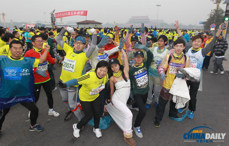 現(xiàn)場(chǎng)直擊北京馬拉松 中國“眼鏡俠”連續(xù)21次摘冠