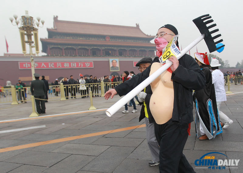 現(xiàn)場直擊北京馬拉松 中國“眼鏡俠”連續(xù)21次摘冠