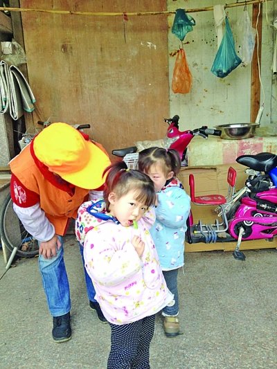 3歲雙胞胎姐妹幫清潔工奶奶掃馬路引關(guān)注