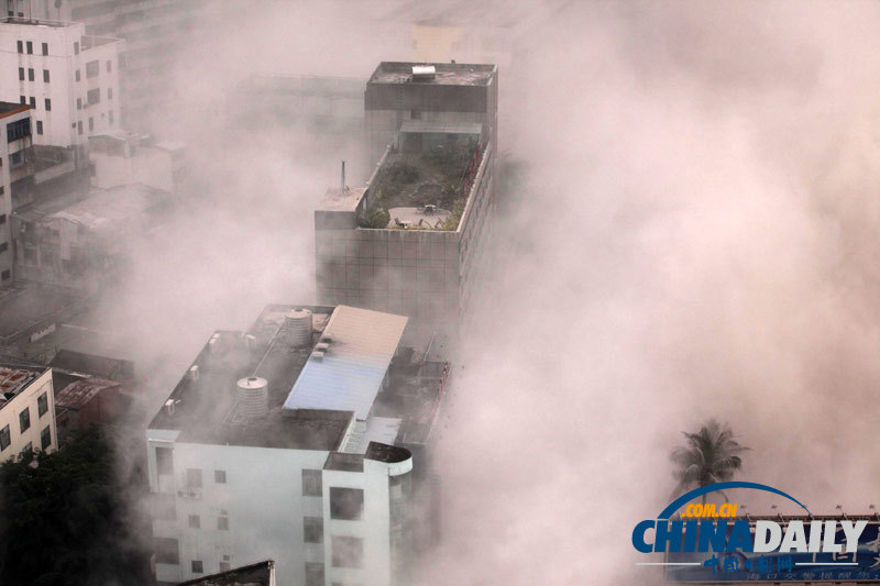 海南?？诶虾：酱髲B準(zhǔn)點(diǎn)爆破拆除 全程10秒左右