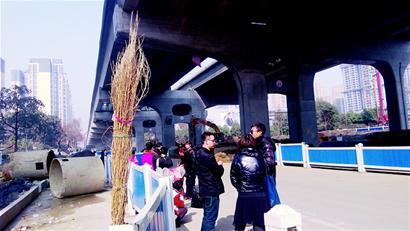 成都一公交站臺(tái)站名貼掃把上被稱最囧公交站