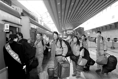 記者幫您解析“春運購票” 走訪調查203人僅半數購得火車票