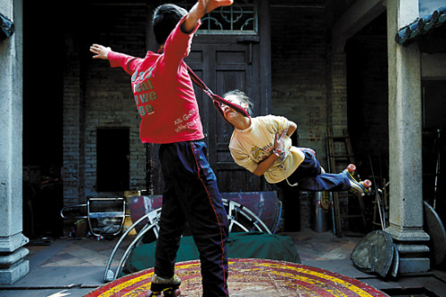 雜技團里的兒童:早6點練功 進團4年可發(fā)工資(圖)