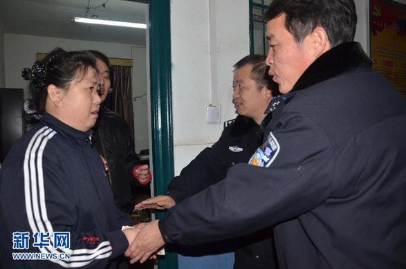 務(wù)工者萬(wàn)元現(xiàn)金掉入列車便池散落鐵軌 民警冒雨沿路撿回