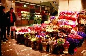 情人節(jié)遇上“破五” 玫瑰“撞上”餃子風頭大減