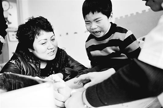 一手抱腦癱兒一手?jǐn)v重癥夫 鐵女春芳治兒救夫