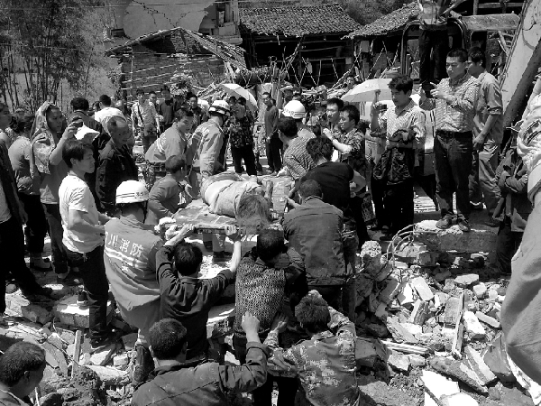 感人瞬間：孩子走了 母親還保持懷抱的姿勢(shì)(圖)